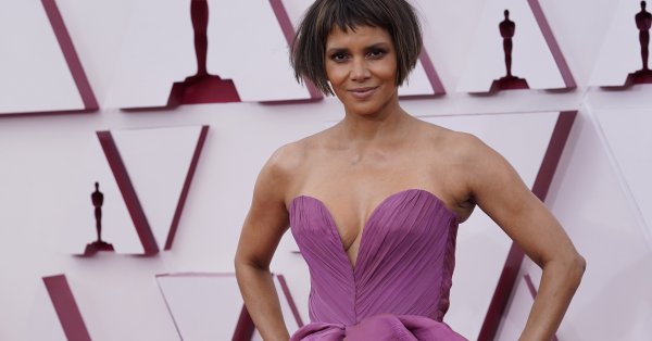 Хали Бери премести 1 април на 1 януари като успя