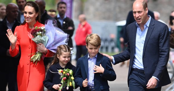 Семейство Кеймбридж стяга багажа и ще се мести Когато принц Уилям