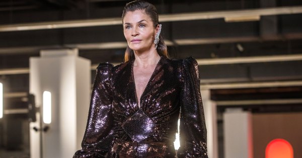 Датският супермодел Хелена Кристенсен попадна на корицата на модното списание