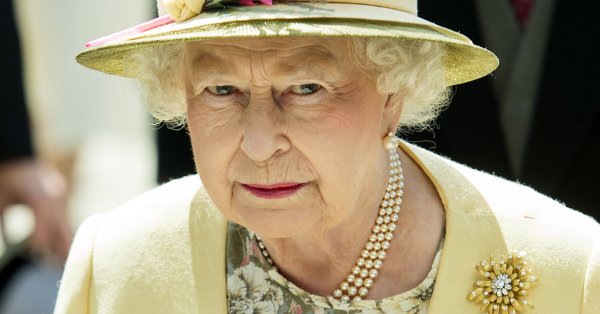 Една от последните брошки, носени от кралица Елизабет II, ще
