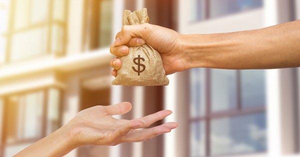 Не е лесно да поверите на някого вашите финанси защото