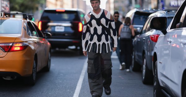 Тесните дънки и клинове заемаха основно място в гардероба ни