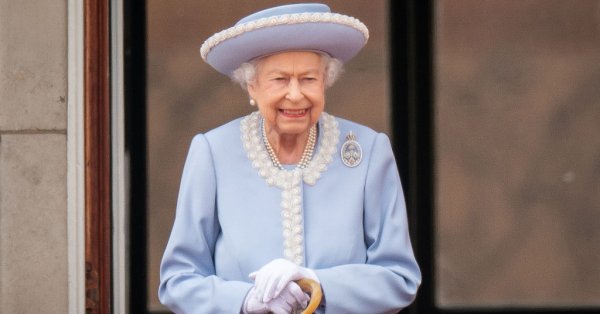 Синият цвят беше изборът на кралицата за специалното тържество Trooping