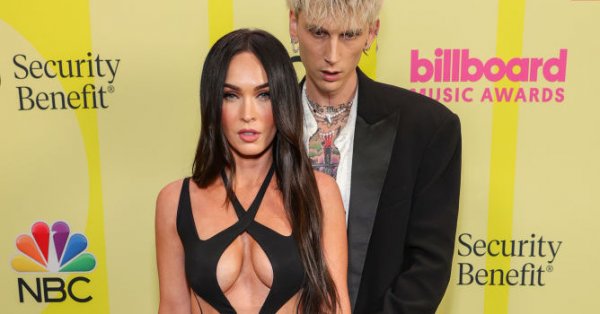 Меган Фокс облече черен сутиен под късото си яке преподавайки