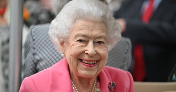Кралица Елизабет има впечатляваща колекция от брошки но преди няколко