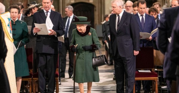 Снимките на противоречивото пристигане на кралица Елизабет и принц Андрю