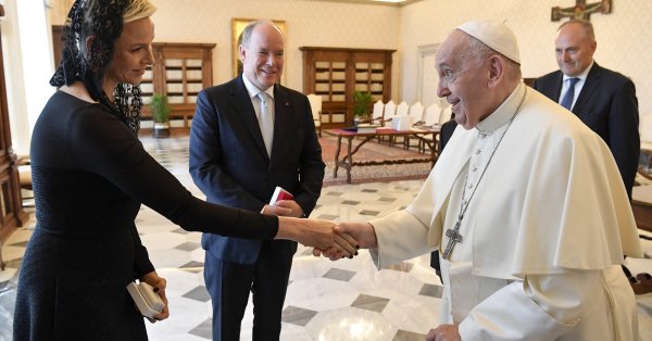 Принцесата на Монако получи благословията на папа Франциск Придружена от своя