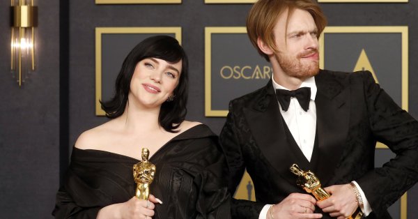 Обикновено звездите минават по червения килим на наградите Оскар със