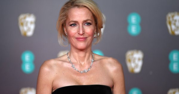 Джилиан Андерсън заяви че се отказва от сутиените без да