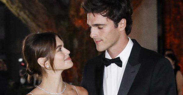 Джейкъб Елорди разпали слуховете че има нова връзка и то