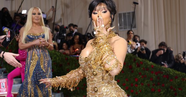 Карди Би отбеляза в социалните мрежи че са изминали 9