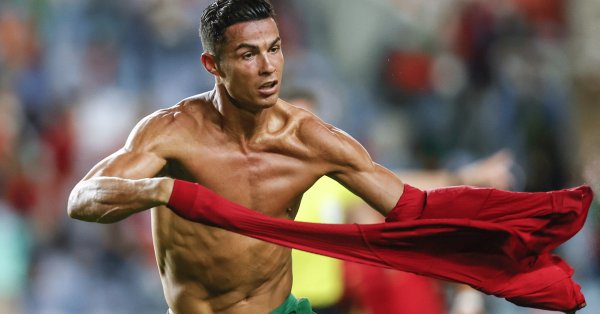Кристиано Роналдо позира гол до кръста във впечатляващата градина на
