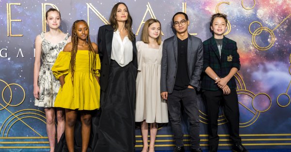 Анджелина Джоли в момента се намира на вихрено турне с