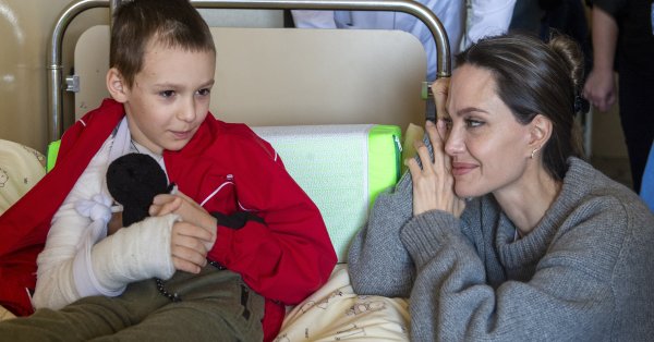 Анджелина Джоли отбеляза световния ден на бежанците заедно с част