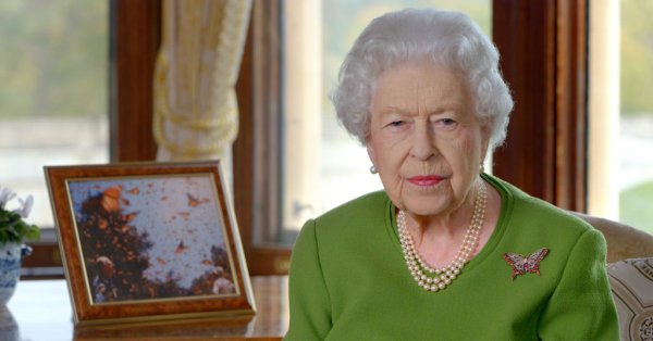 Кралица Елизабет II продължава с професионалните си ангажименти, въпреки последните