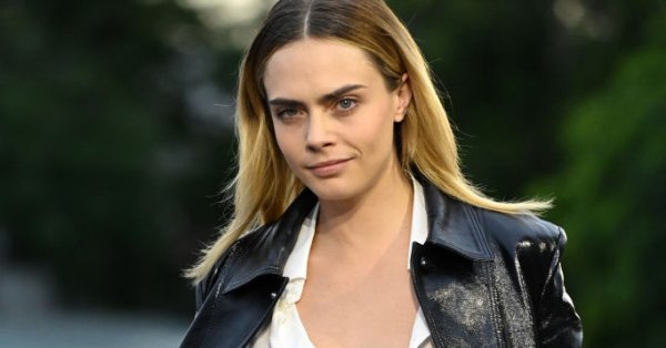 Семейството на Кара Делевин обмисля да я вкара в клиника