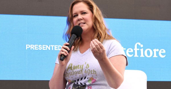 Ейми Шумър се възстановява от претърпяна операция за лечение на