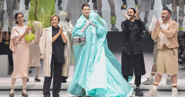 Тя отново е тук Линда Еванжелиста се завърна триумфално на модния