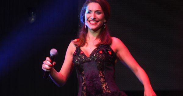 Ще става ли фолкпевицата Бони баба Това се питат нейните