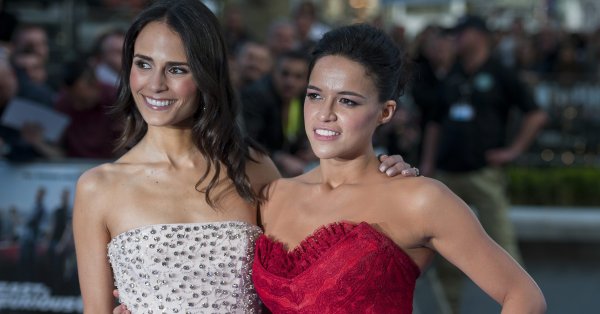 Джордана Брустър се е засилила с висока скорост към олтара