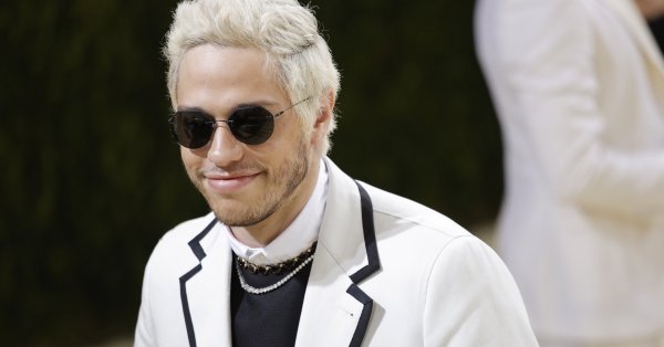 Пийт Дейвидсън се появи на наградите Еми 2022 за да