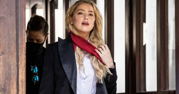 Амбър Хърд изпълнява няколко роли що се отнася до отглеждането