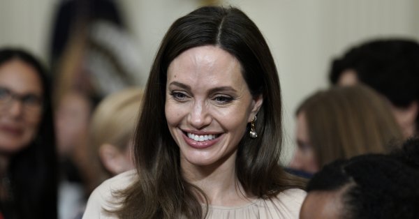 Анджелина Джоли реши да коригира фигурата си Факт е че
