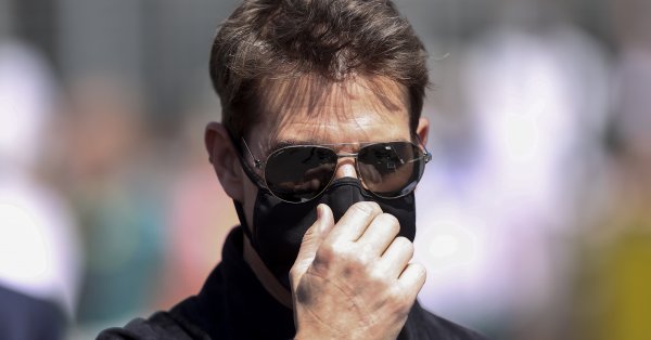 Том Круз реши да кацне в градината на британско семейство защото закъснявал за