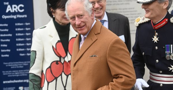 Чарлз III облече 40 годишно палто за едно от последните си