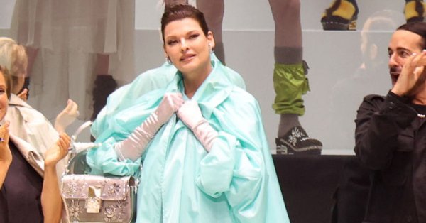 Линда Еванджелиста споделя нови сладки снимки на сина си Августин