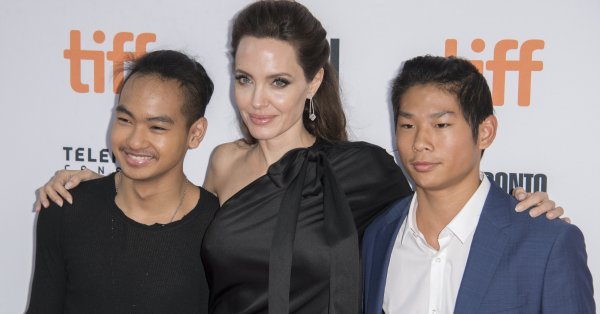 Анджелина Джоли отглежда шест деца три от които са осиновени