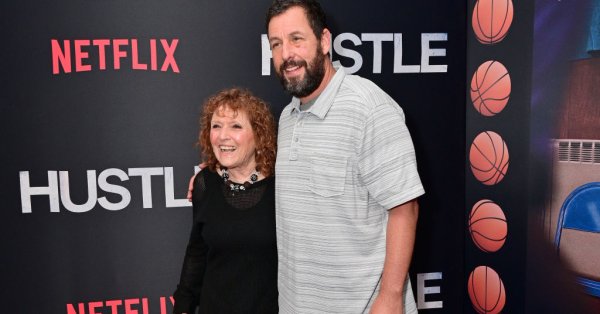 Адам Сандлър превърна последната си изява на червения килим в