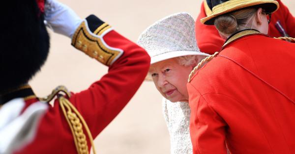 Все повече кралски експерти изразяват своите гледни точки на фона