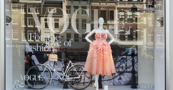 Свикнали сме да виждаме модните списания с цветни и привлекателни