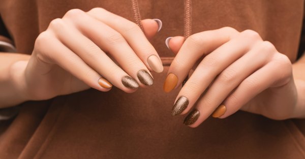Маникюр в кафяв цвят – защо да не си направите