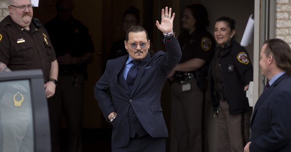 Делото за клевета срещу Джони Деп от Амбър Хърд приключи