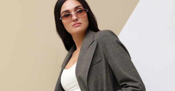 Сив блейзър е дрехата която да добавите задължително към вашия