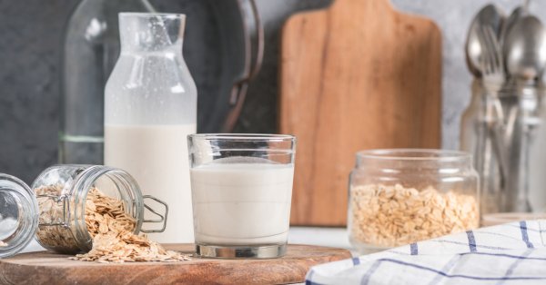 Овесеното мляко е най популярната немлечна алтернатива на обикновеното мляко С