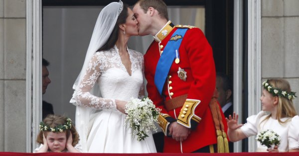 Принц Уилям и Кейт Мидълтън се ожениха през 2011 г