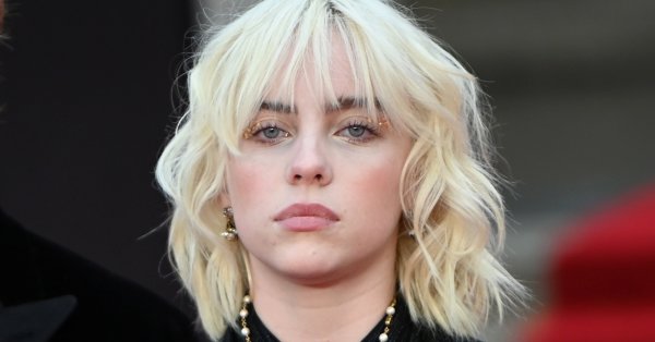 От началото на лятото 19 годишната певица Били Айлиш лети на