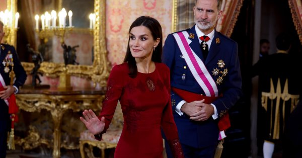 Кралица Летисия облече уникална рокля с дантела за един от