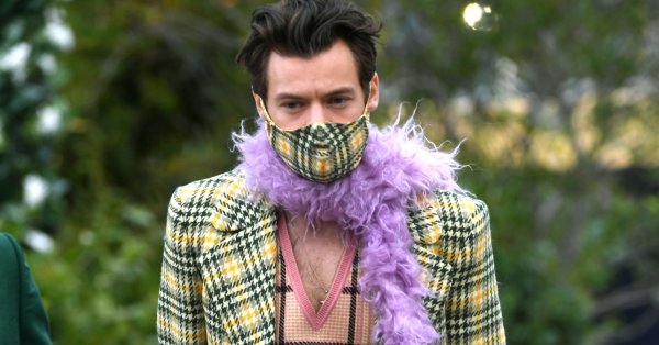 Британският певец и актьор Хари Стайлс участва в Dazed с