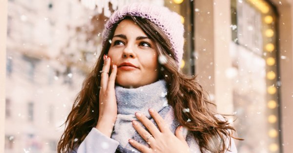 Напуканата и лющещата се кожа се причинява предимно от излагането