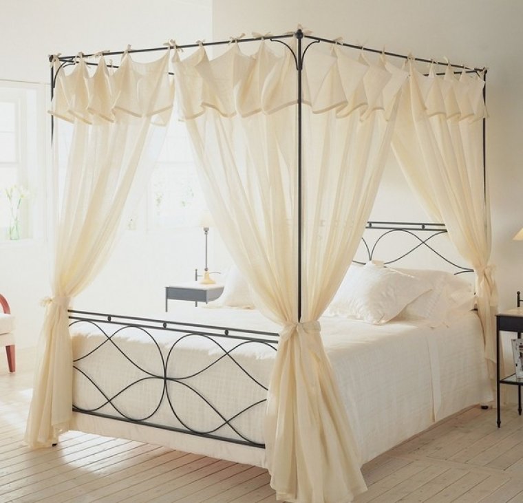 Романтика в спалнята с легло с балдахин - Tialoto